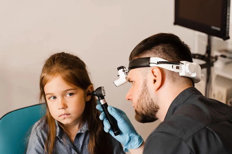 У ребенка болит ухо – что делать? Первая помощь и когда обращаться к врачу