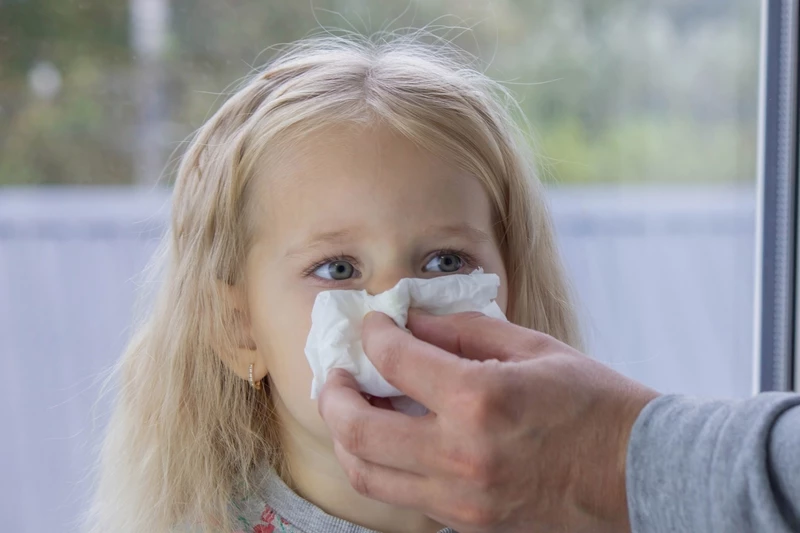 Как научить ребенка сморкаться