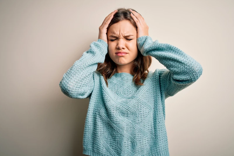 У подростка болит голова: причины и лечение