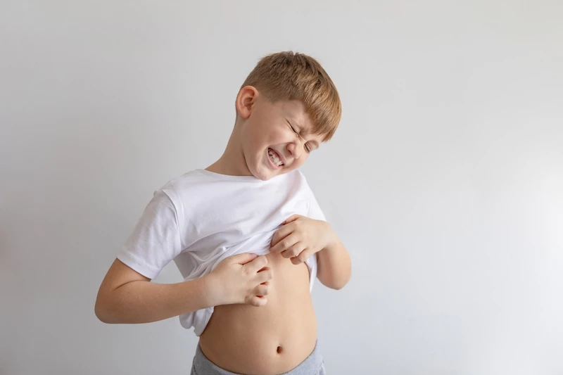 У ребенка чешется тело: что значит и что делать
