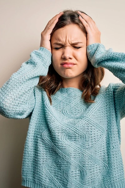 У подростка болит голова: причины и лечение