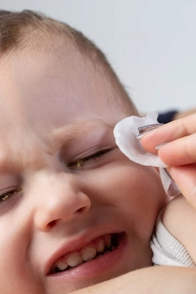 У ребенка гноятся глаза: причины и лечение