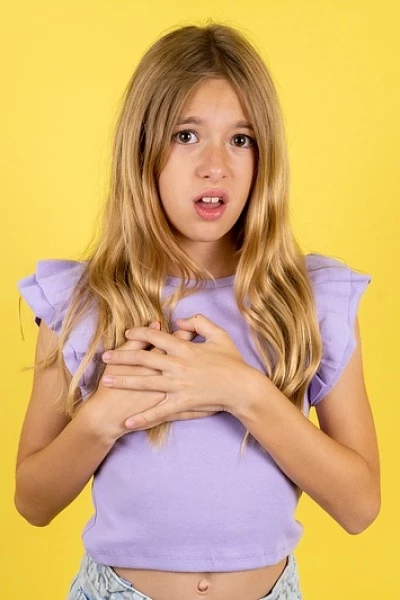 Боль в груди у девочек: что это значит и что делать