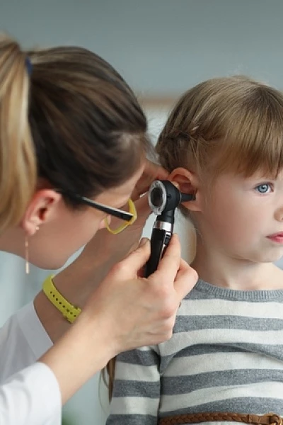 Ребенок плохо слышит: причины и лечение