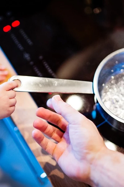 Ожог у ребенка: первая помощь и лечение