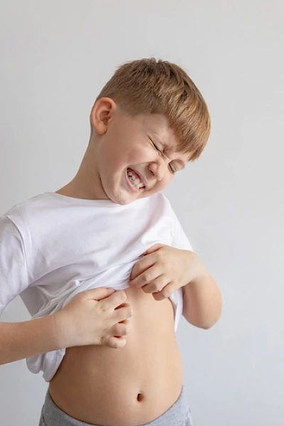 У ребенка чешется тело: что значит и что делать